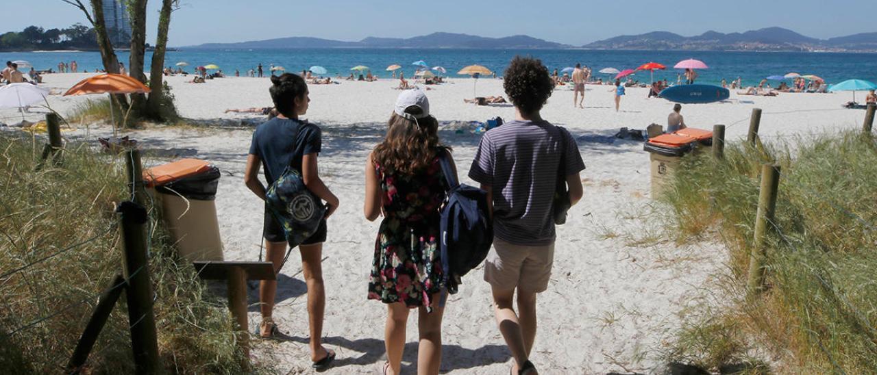 Los vigueses vuelven a la playa en la fase 2 de la desescalada