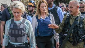 Ursula von der Leyen, presidenta de la Comisión Europea, y Roberta Metsola, presidenta del Parlamento Europeo, visitan el Kibbutz Kfar Aza.