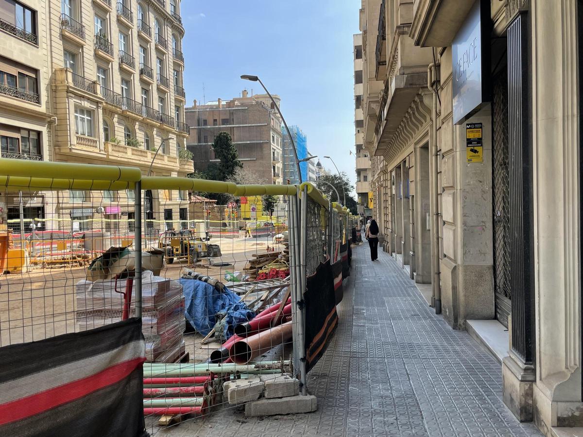 Las obras de la L8 en la calle Muntaner han dejado muy poco espacio en las aceras para el paso de peatones