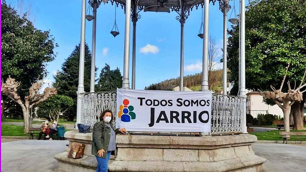 Josefa Martínez, del movimiento “Todos somos Jarrio”, con la pancarta, en Vegadeo. | Reproducción A. M. S.