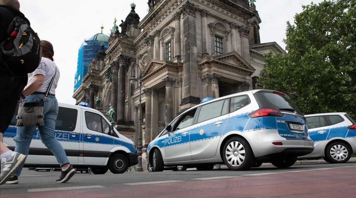 zentauroepp43600806 armed police cordon off the cathedral in berlin on june 3  2180603173802