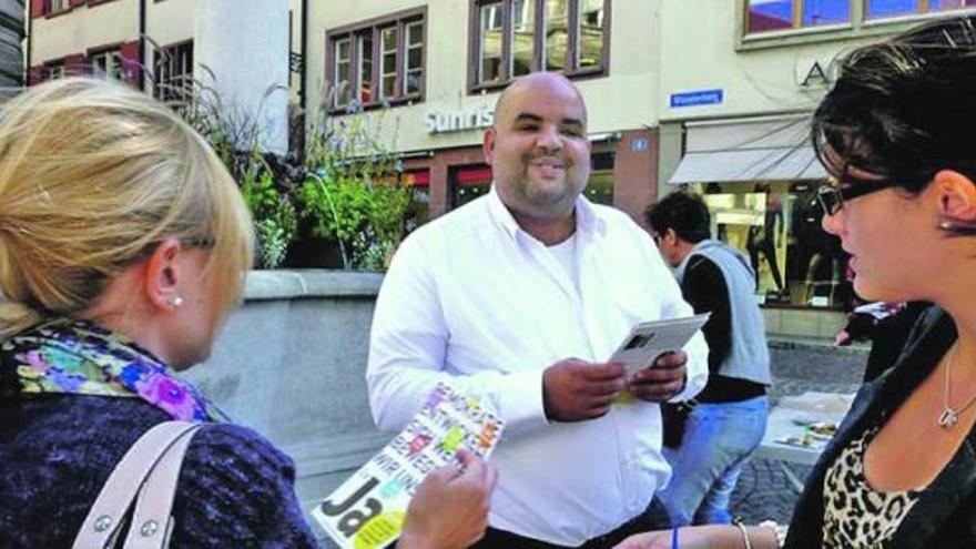 Daniel Ordás, hijo de emigrantes asturianos y abogado con bufete en Basilea, reparte papeletas durante una campaña política.