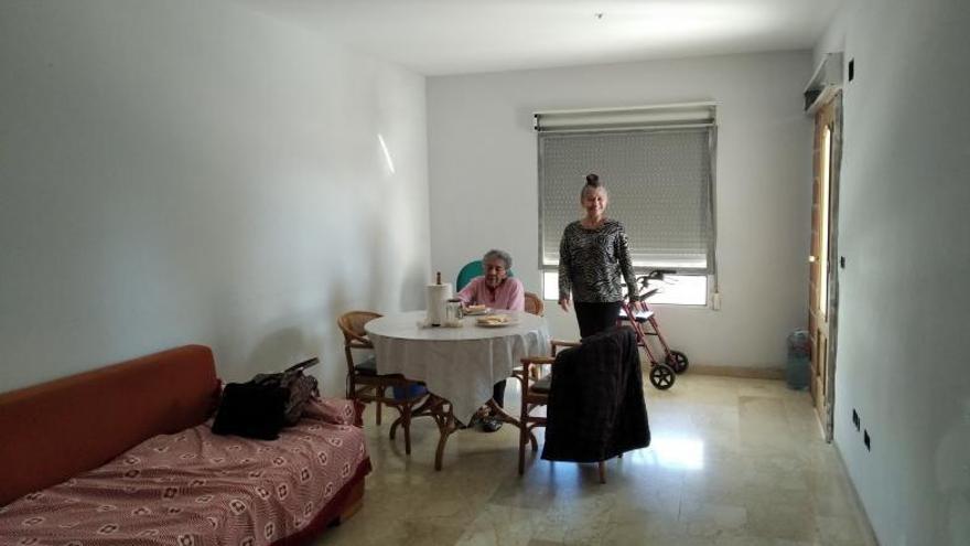 Ylda, de 87 años, y su hija Dolores, ayer, en el piso inacabado que habitan y tienen limpísimo. | A. P. F.