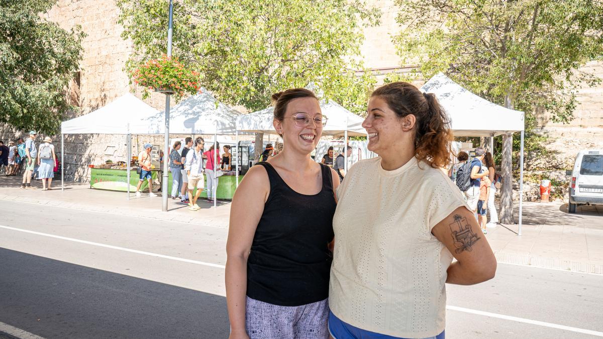 Laia Sallés i Maria Soler, al mercat de Montserrat