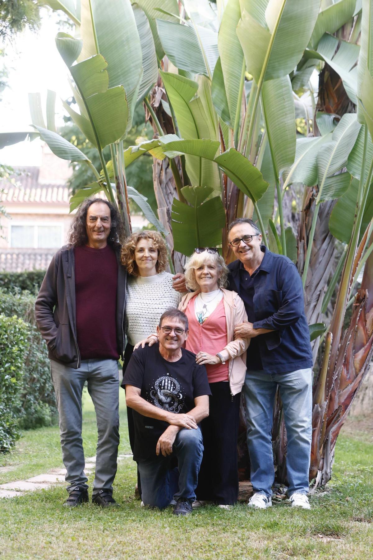 Els contacontes Domingo Chinchilla, Eva Andújar, Anna Ballester, Vicent Cortes i, ajupit, Carles Cano.