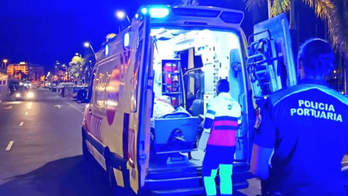 Rescate en el Muelle Deportivo: un hombre queda atrapado en su velero tras un accidente