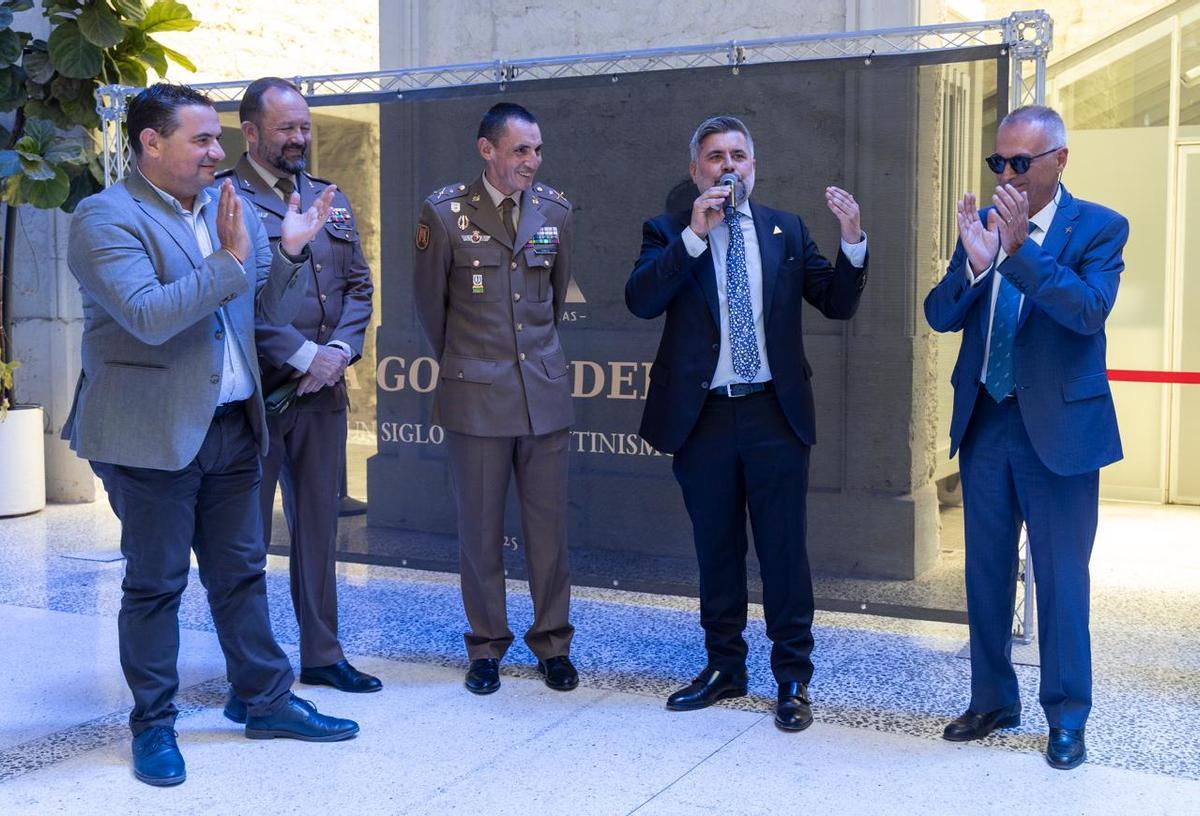 El presidente de la Federació de Fogueres, David Olivares; el suboficial mayor Paco Vázquez; el general de brigada Miguel Ángel Jiménez Parejo; el presidente de Peña Los Gorilas, Luis Marco Marcos; y el director de Casa Mediterráneo, Andrés Perelló.