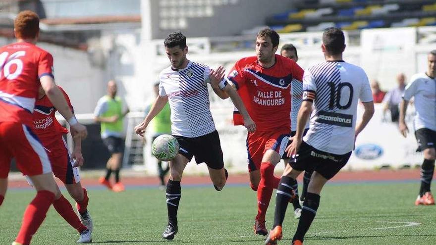 Annunziata disputa un balón en el choque ante el Mutilvera.