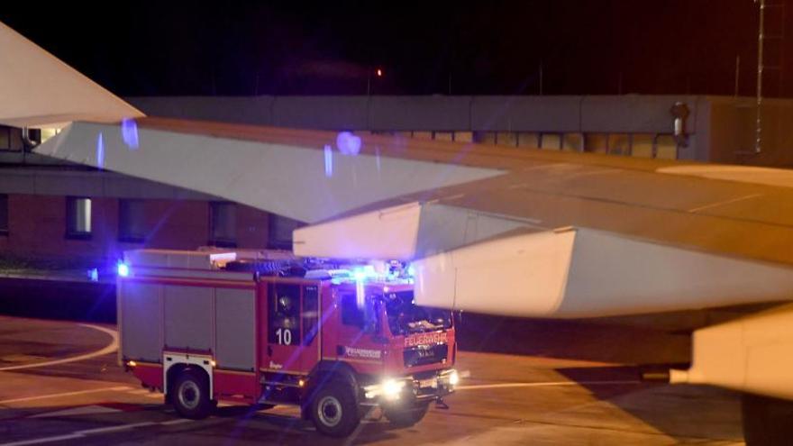 Bomberos junto al avión de Angela Merkel en Colonia.