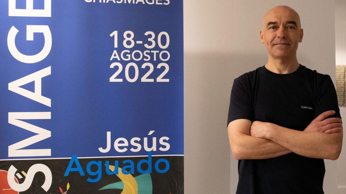 Jesús Aguado, junto al cartel de su primera exposición, que se puede visitar hasta el 30 de agosto en la sala de La Alhóndiga. | Ana Burrieza