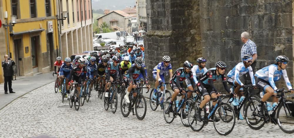 Segunda etapa de la Vuelta a Asturias entre Ribera de Arriba y el Alto del Acebo.