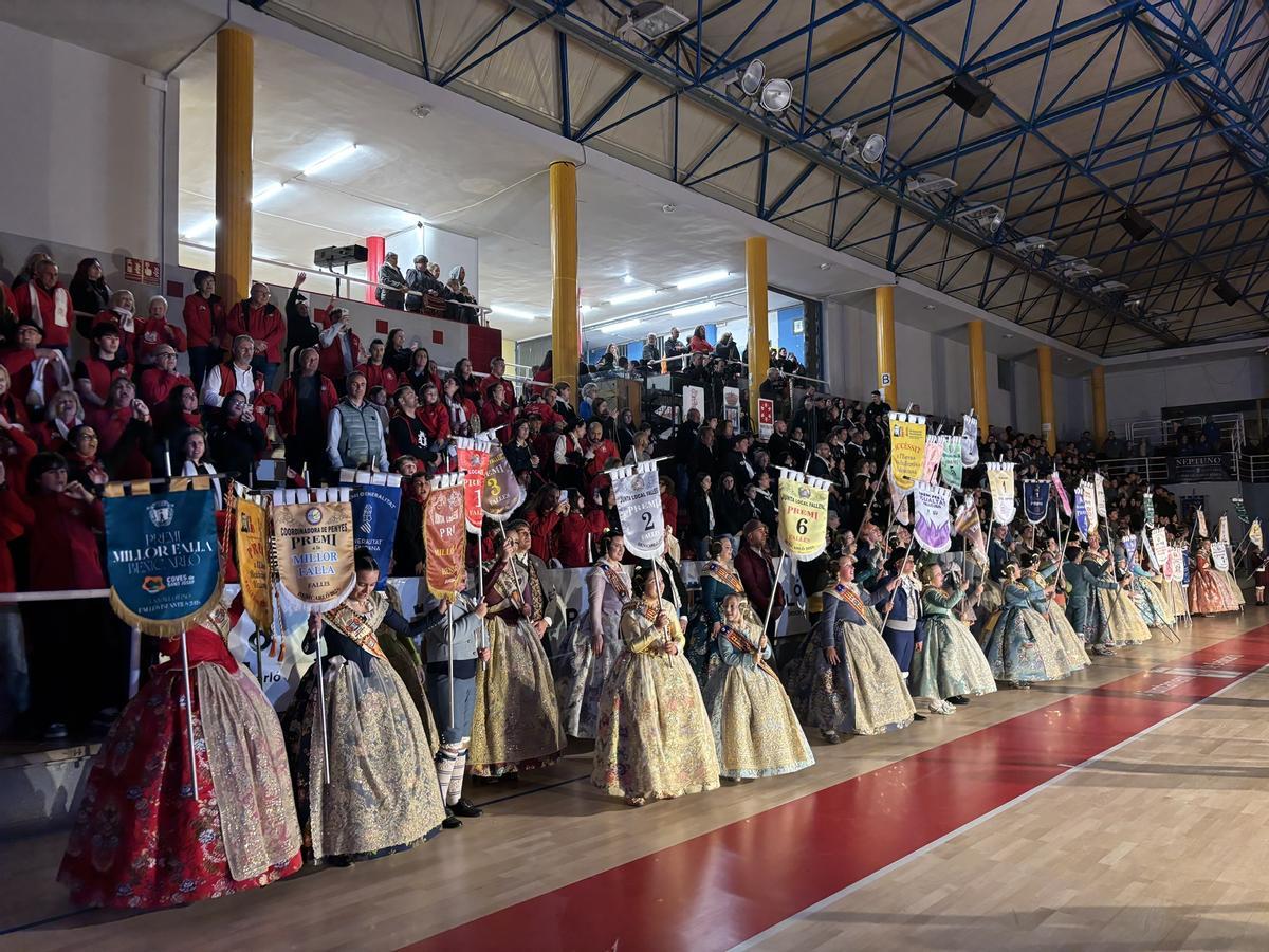 Máxima expectación en el pabellón por el acto de entrega de banderines de los premios falleros de Benicarló.