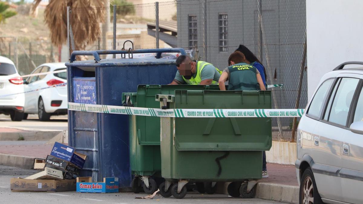 La Guardia Civil revisa el contenedor donde han aparecido los restos humanos en Torrevieja.