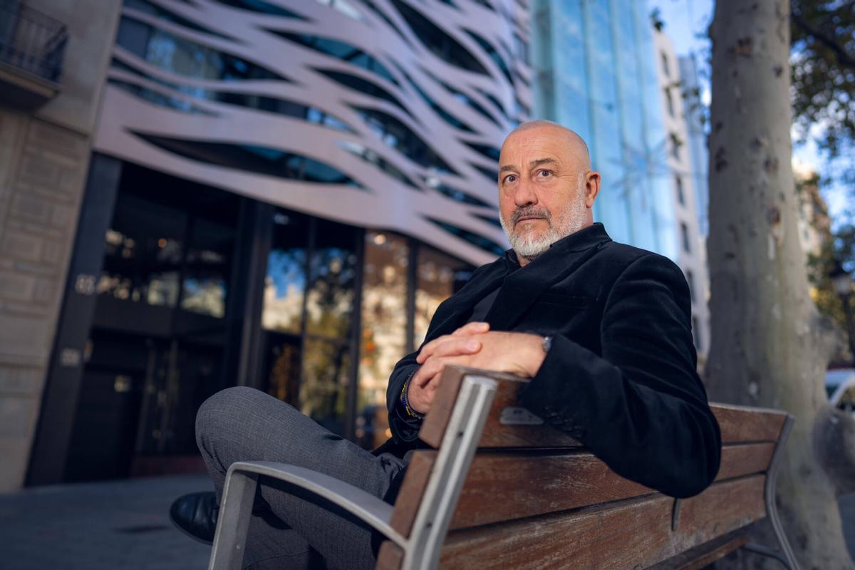 Barcelona, 21/11/2025. SOCIEDAD. José Luis Fernández, director del Suites Avenue, se jubila tras 37 años en Derby Hotels, carrera que inició como botones. Foto: Zowy Voeten / El Periódico