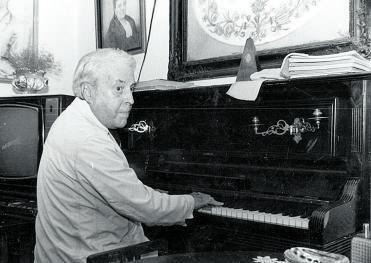 Rafael Dieste, sentado ao piano.