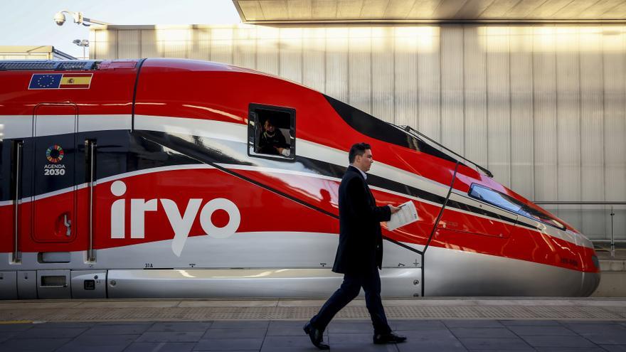 Un tren Iryo, en la estación Joaquín Sorolla.