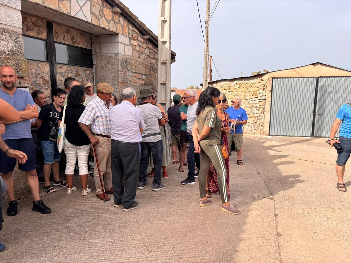 GALERÍA |  La plataforma "Sayago Renace" da sus primeros pasos tras el incendio