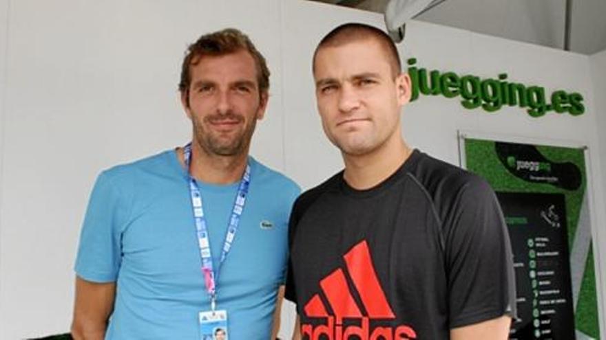 Julien Benneteau y Mikhail Youzhny durante la firma de autógrafos.