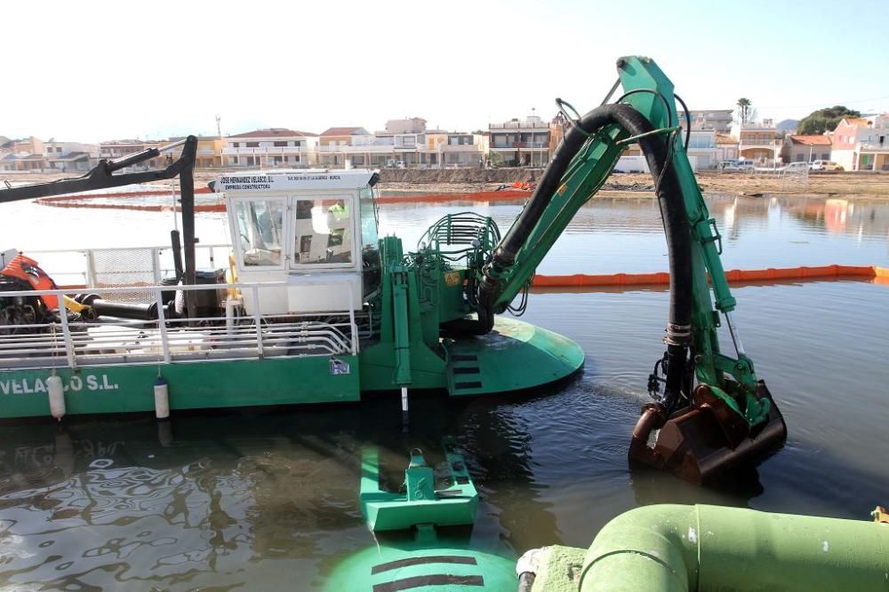 Así trabaja la brigada de limpieza en el Mar Menor