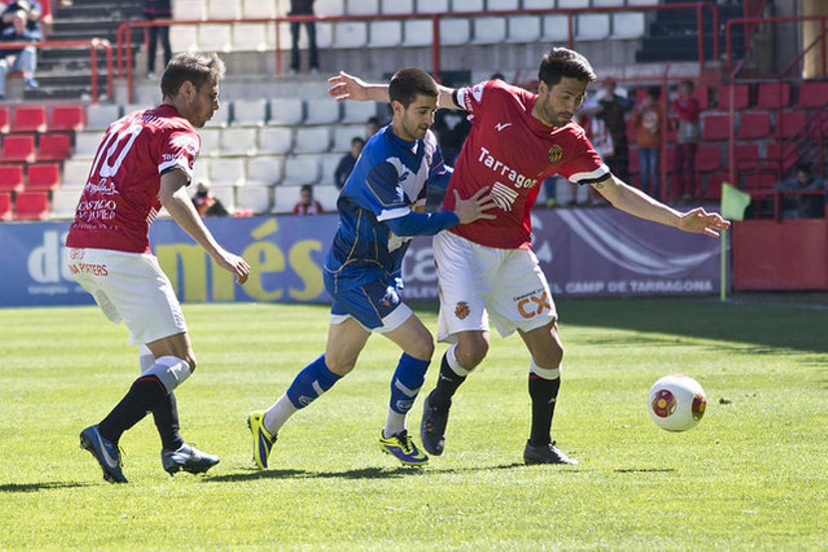 Una jugada del partit entre el Gimnàstic de Tarragona i el CF Badalona. Una jugada del partit entre el Gimnàstic de Tarragona i el CF Badalona.