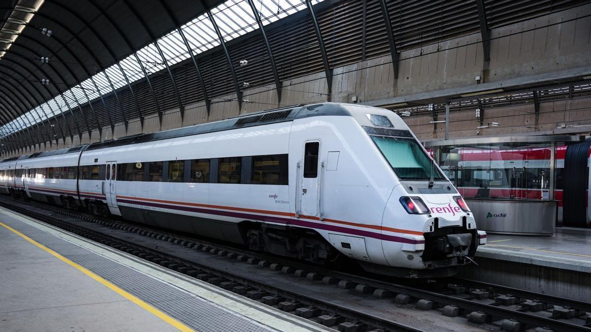 Viajeros en la Estación de Sevilla-Santa Justa durante el plan alternativo de transporte por la suspensión de la línea Madrid-Andalucía.