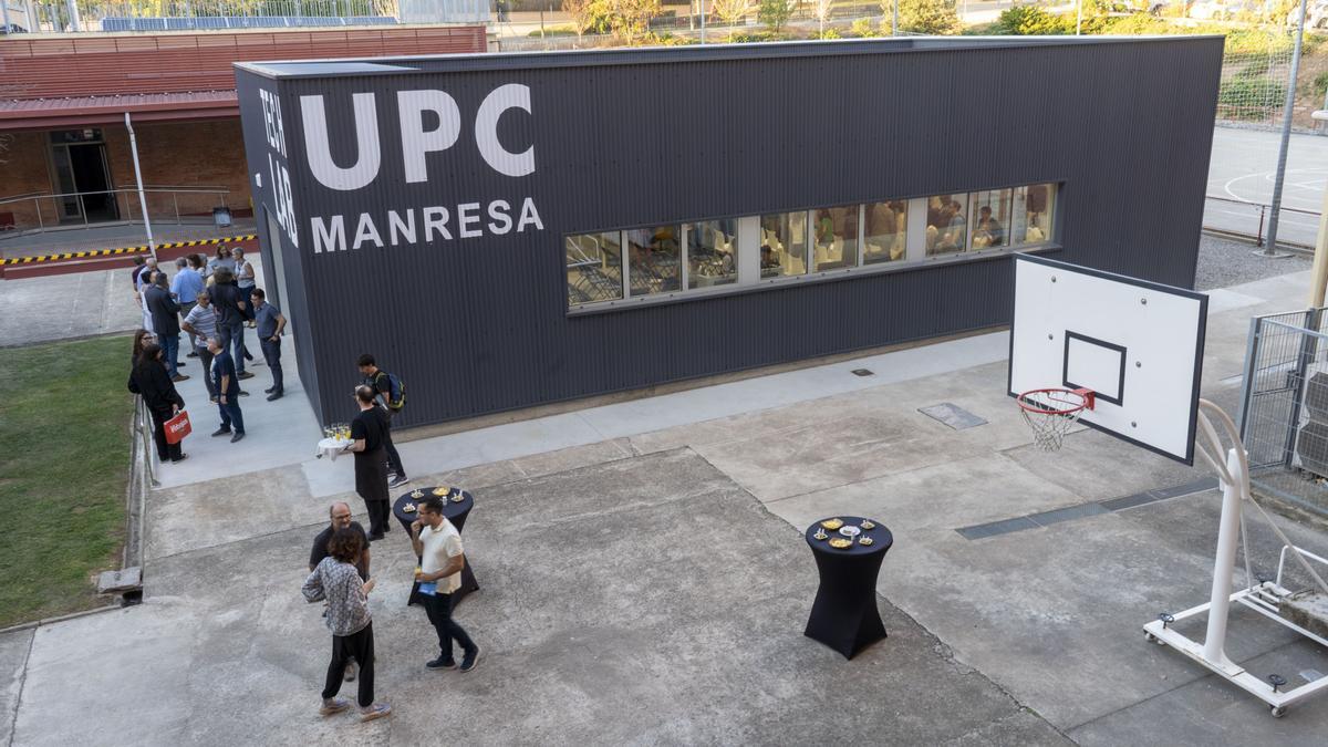 Exterior del TechLab de la UPC Manresa el dia que es va inaugurar