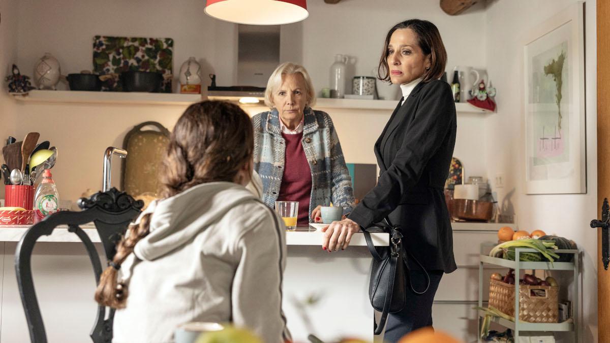 María Cerezuela (de espaldas), Elena Irureta y Natalia Millán, en 'Romi'