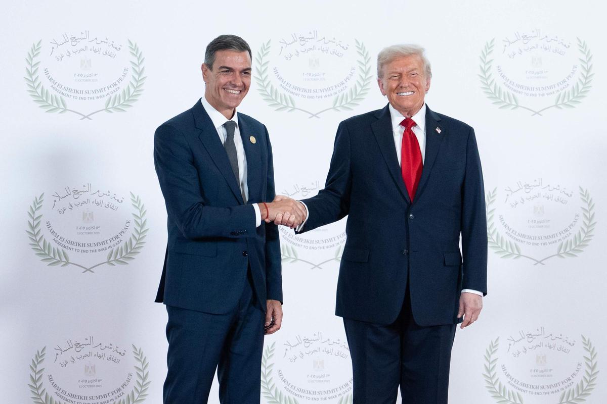 El presidente español, Pedro Sánchez, y el presidente del Estados Unidos, Donald Trump, el encuentro en Egipto por la firma de un acuerdo sobre Gaza.