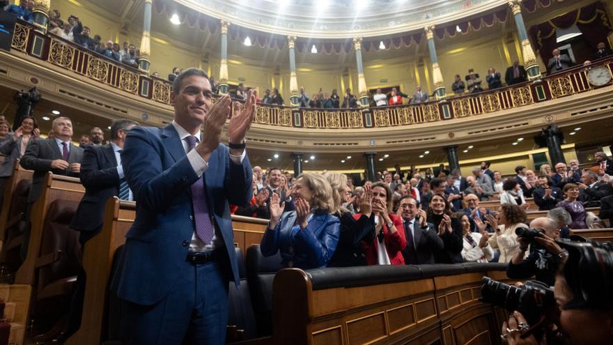El recién nombrado presidente del Gobierno, Pedro Sánchez, es aplaudido tras finalizar la segunda sesión del debate de investidura