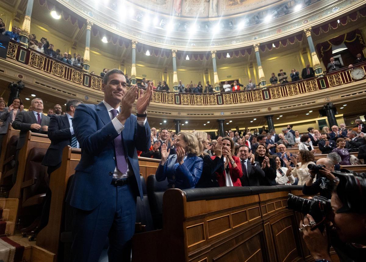 El recién nombrado presidente del Gobierno, Pedro Sánchez, es aplaudido tras finalizar la segunda sesión del debate de investidura