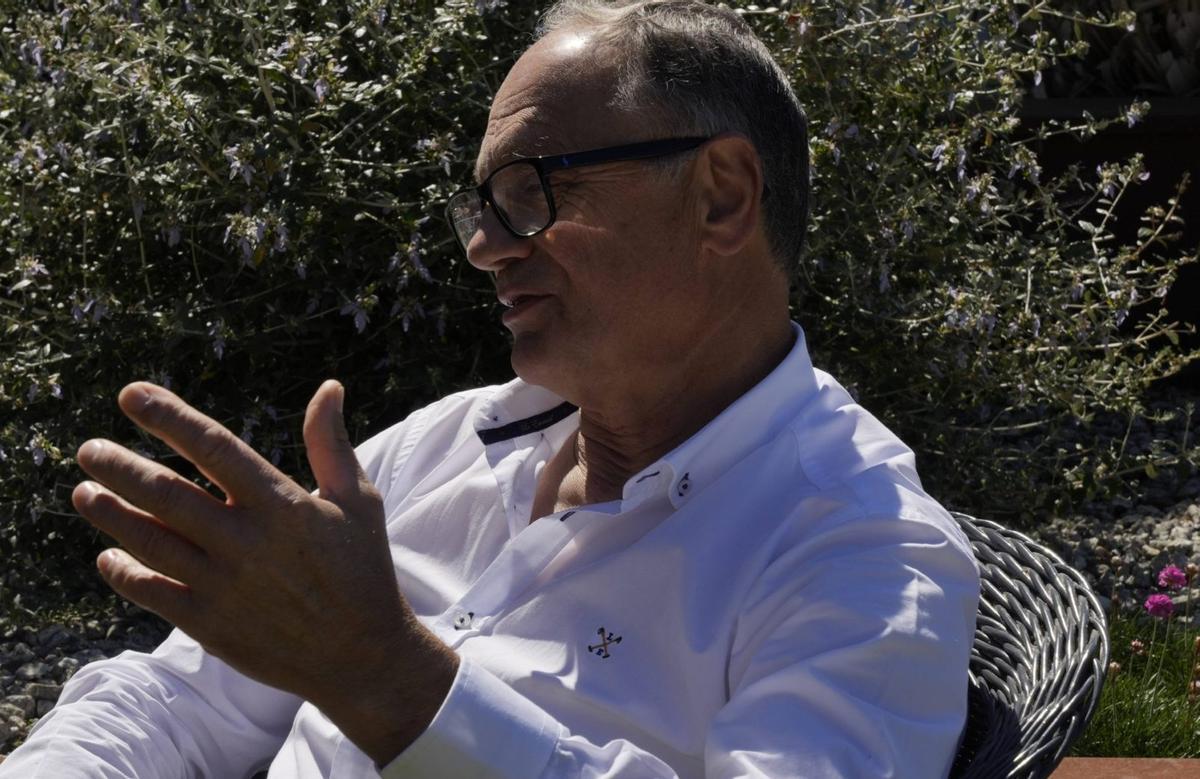 Jesús Otero, nun momento da entrevista no xardín da Casa Pena de Roca, en Merza.