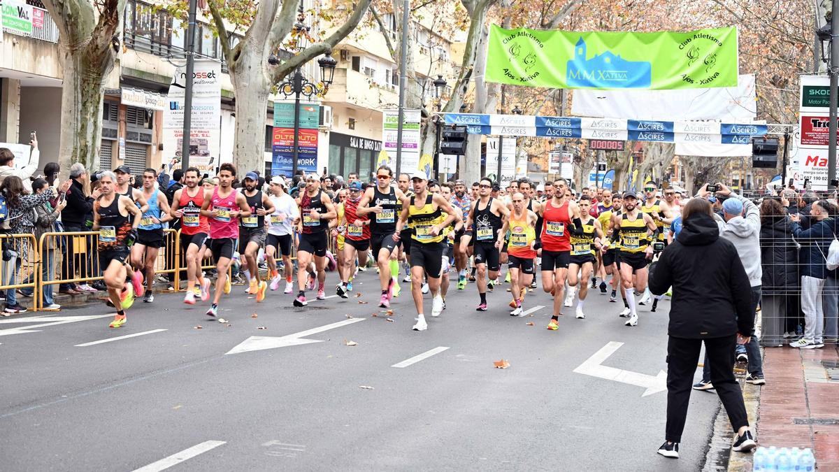 Atletas en la salida de la Mitja Marató de Xàtiva de 2025.