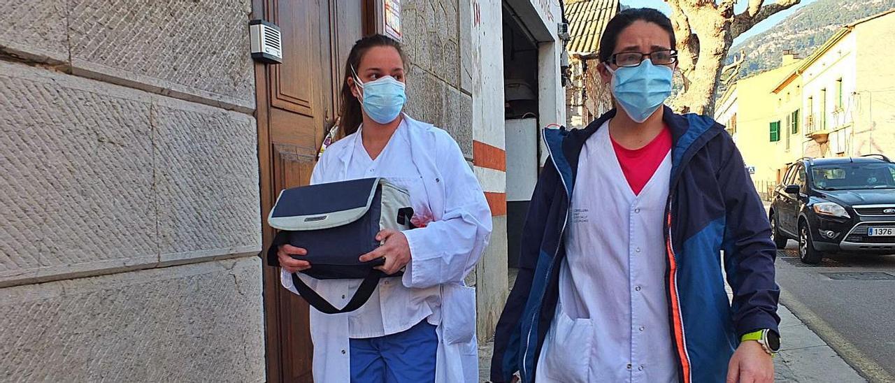 Dos sanitarios de Sóller haciendo ayer su ruta a pie para vacunar contra el coronavirus.