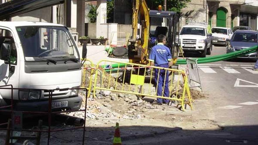 La rotura de dos canalizaciones de Telefónica deja sin servicio a casi 2.000 clientes en la comarca