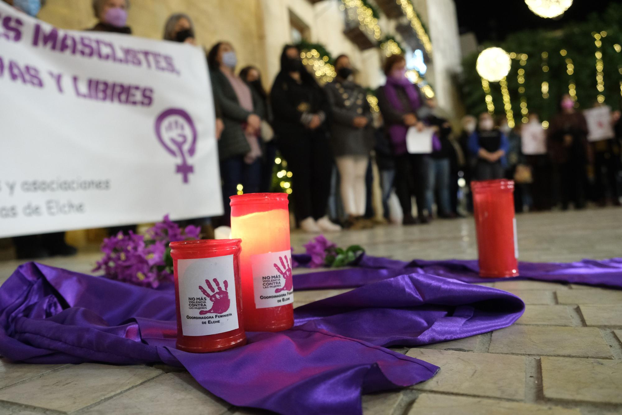 Concentración de repulsa por el asesinato de Yolanda en Elche. Familiares de la joven acudieron al emotivo acto en la Plaza de Baix