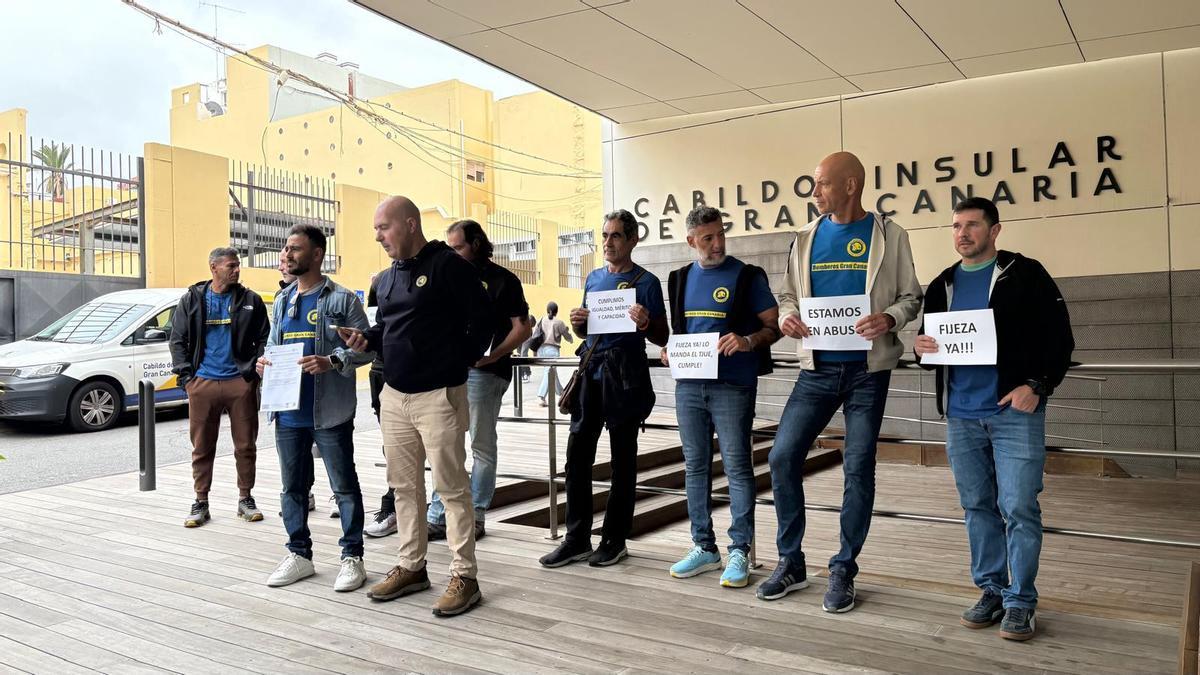 Bomberos interinos del Consorcio de Emergencias de Gran Canaria protestan en la sede del Cabildo,