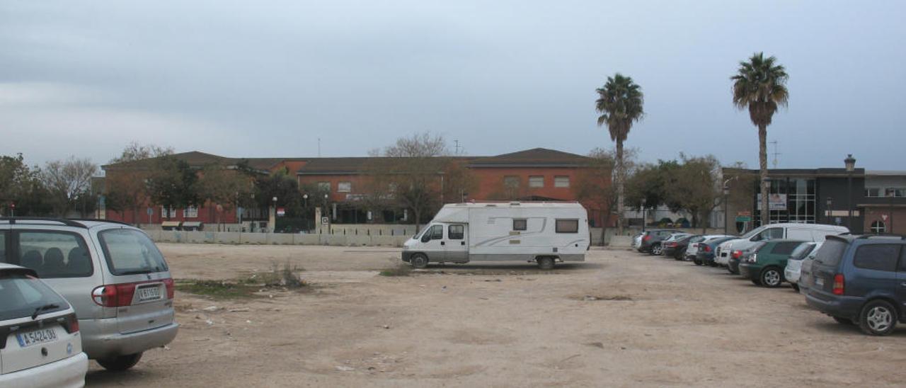 Uno de los solares que la asociación de vecinos pide que el ayuntamiento adecúe.