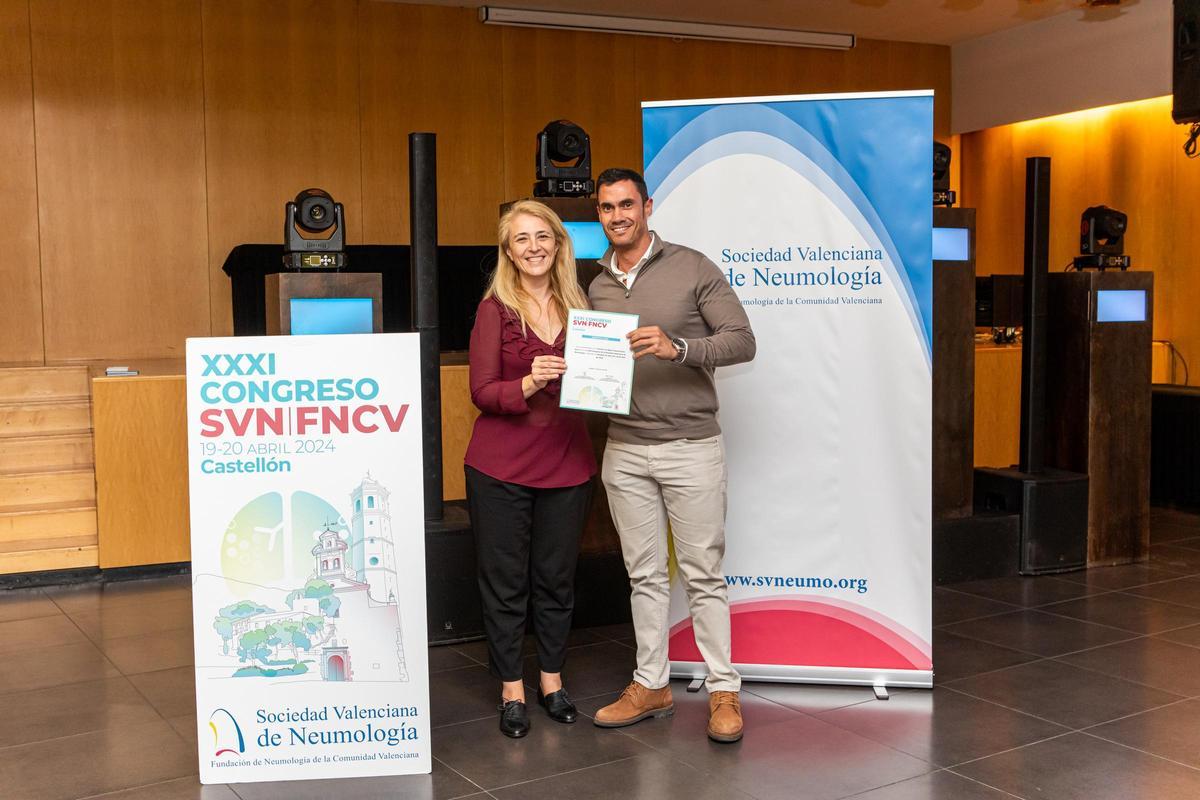 El neumólogo del Hospital General de Elche, Carlos Baeza, recibe el premio por su comunicación en el Congreso de la Sociedad Valenciana de Neumología