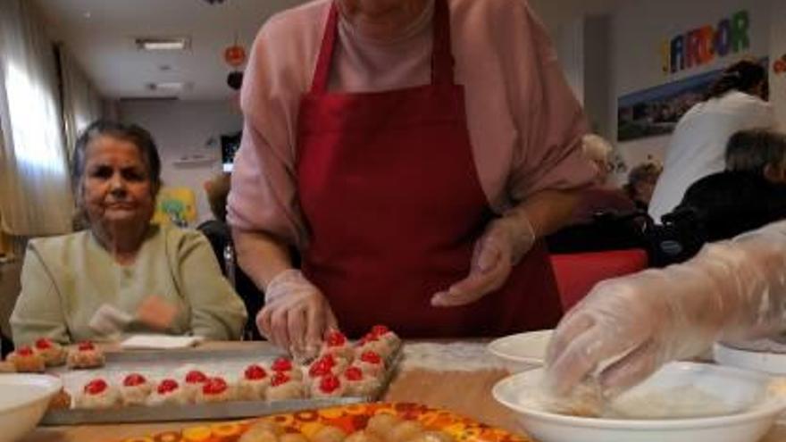 Residents fent panellets per celebrar la castanyada