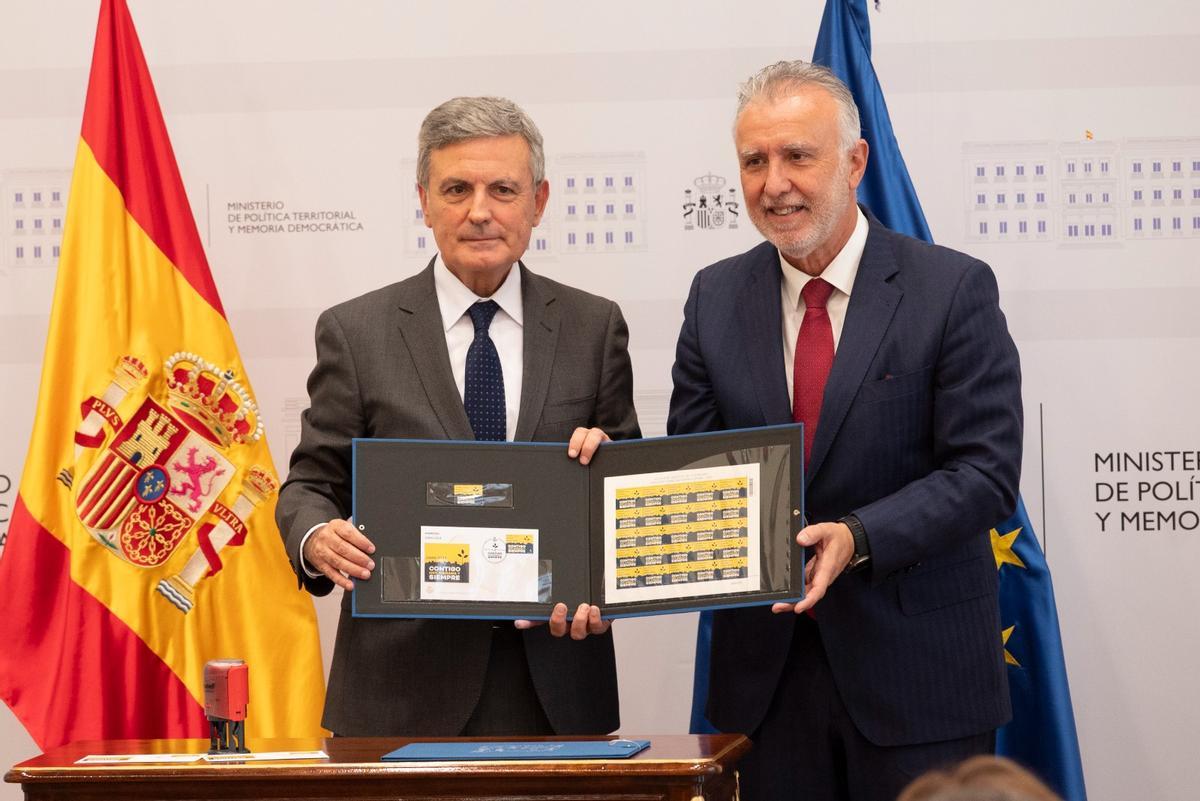 El ministro Ángel Víctor Torres y el director de Correos, Pedro Saura, presentan el sello en recuerdo de la dana