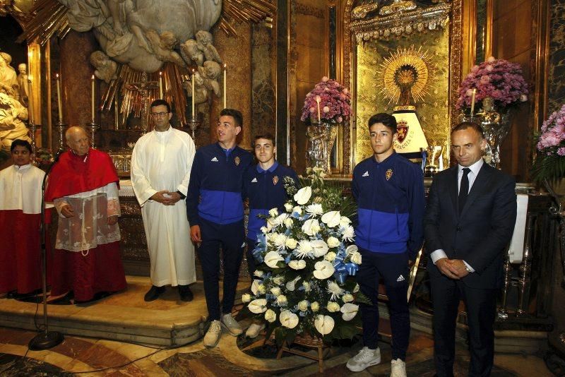 Los juveniles realizan una ofrenda a la Virgen del Pilar por su victoria