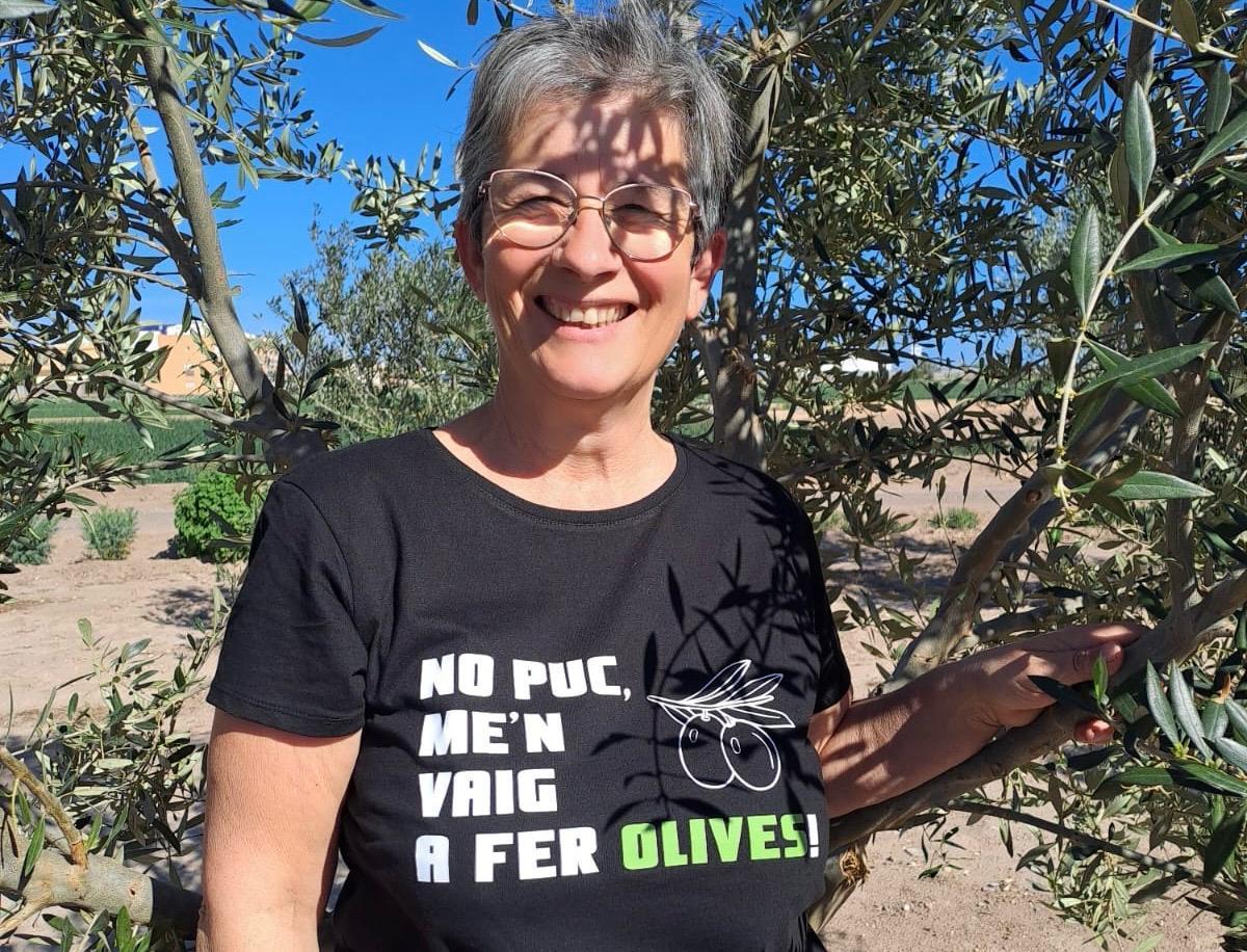 Amparo Martí posa con sus olivos en Meliana.