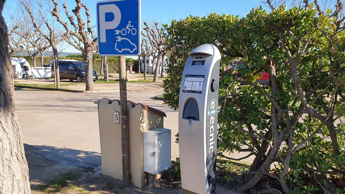 Un carregador per vehicles elèctrics que han instal·lat en els càmpings gironins