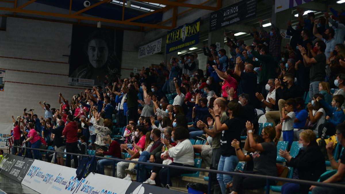 La grada de O Gatañal celebra una acción del Frigoríficos en el encuentro ante Benidorm.