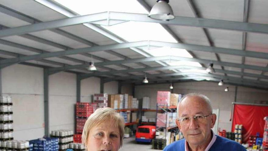 Dolores Álvarez y Alejandro Murias, en la nave de la empresa.