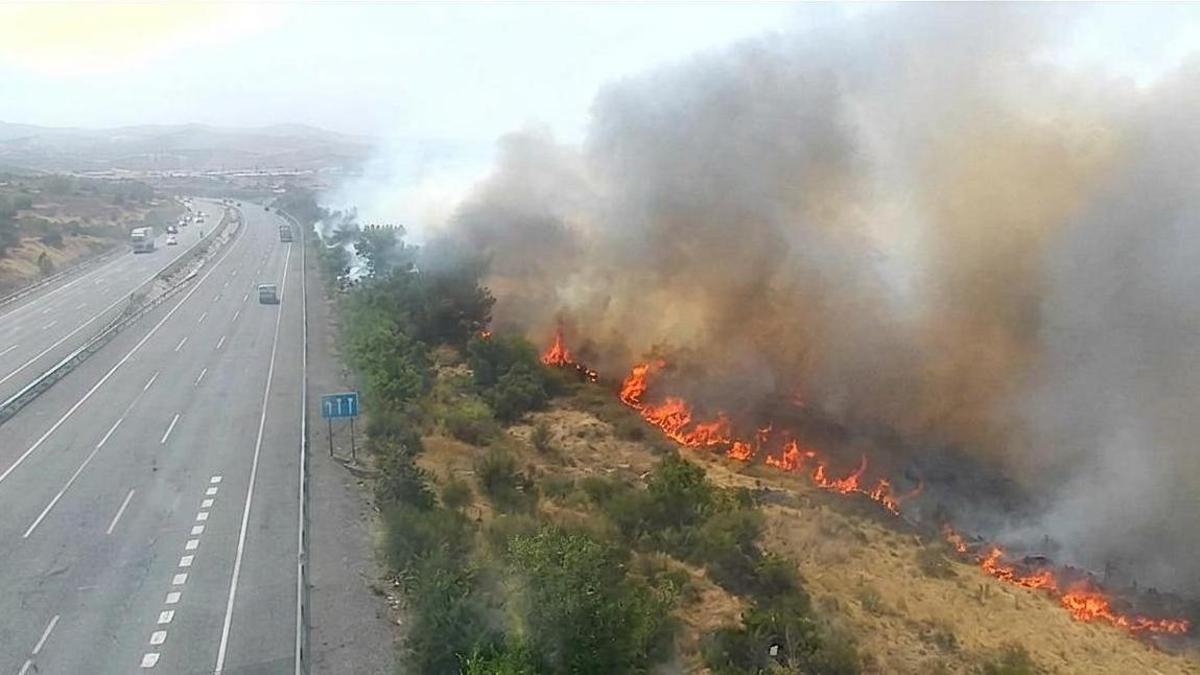 Cortadas la AP-6 y la N-6 en Segovia por un incendio forestal originado tras arder un vehículo.