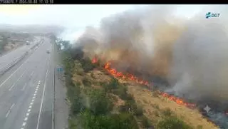 Cortadas la AP-6 y la N-6 en Segovia por un incendio forestal originado tras arder un vehículo