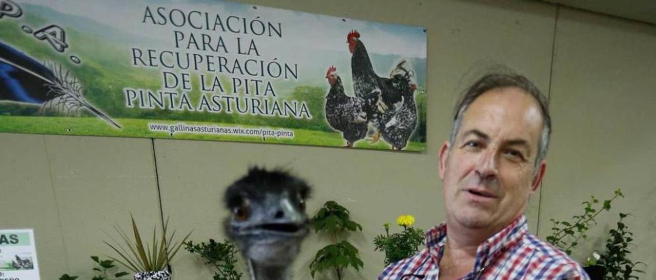 Emilio Martínez, junto a &quot;Pipo&quot;, ejemplar de emú macho.