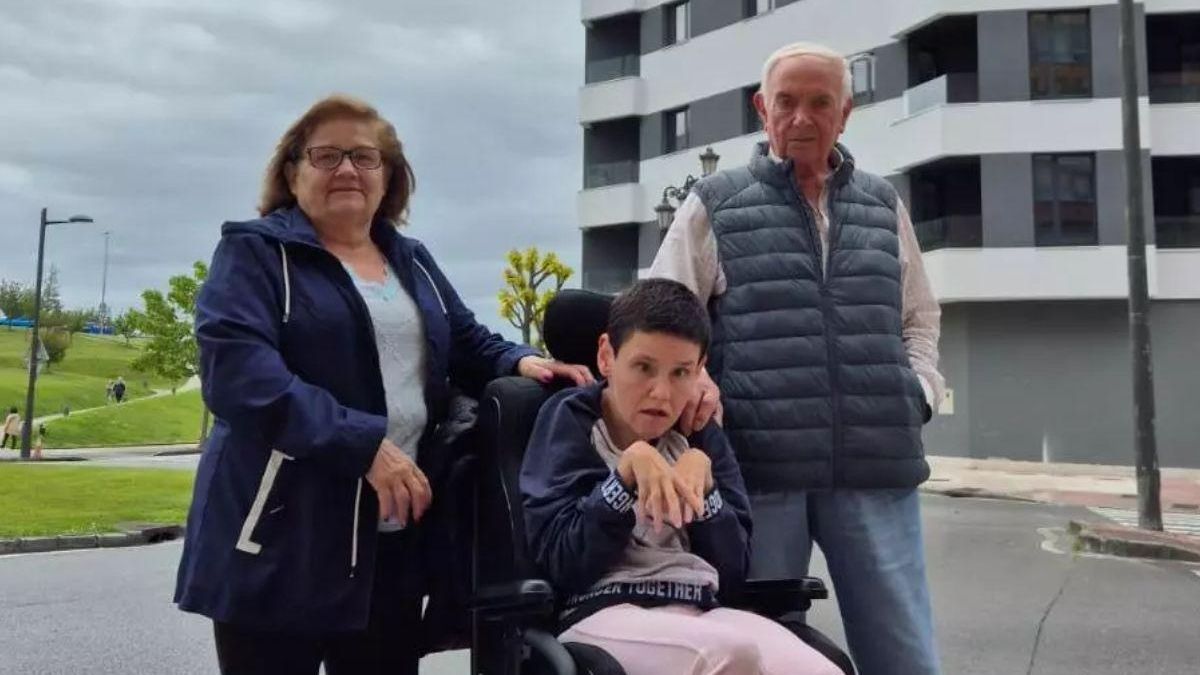 María Teresa Feito e Hilario Fernández, con su hija Carmen, delante del bloque donde compraron un piso, en Oviedo. LNE