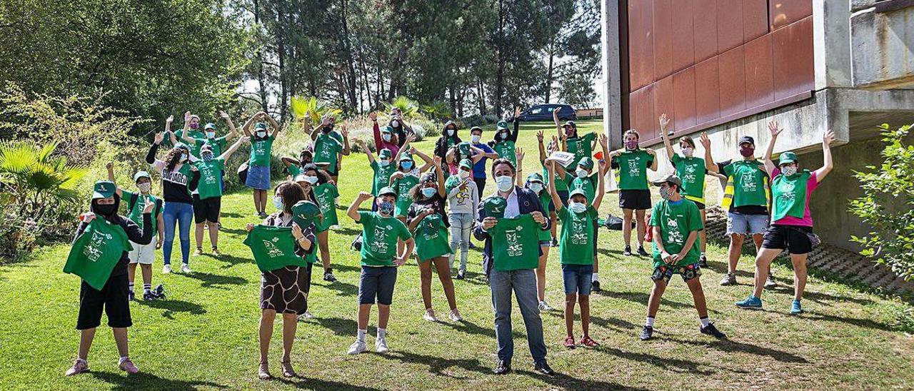 Los concejales de Sociales y Medio Ambiente, ayer con los niños en Montealegre.